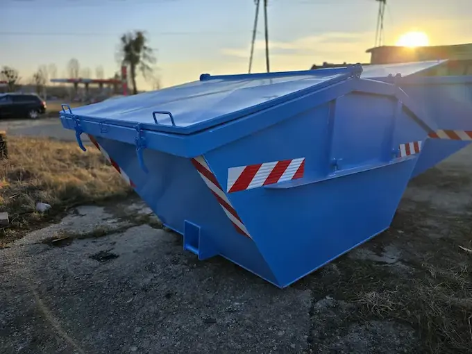 Kontenery bramowce z deklami DIN 30720